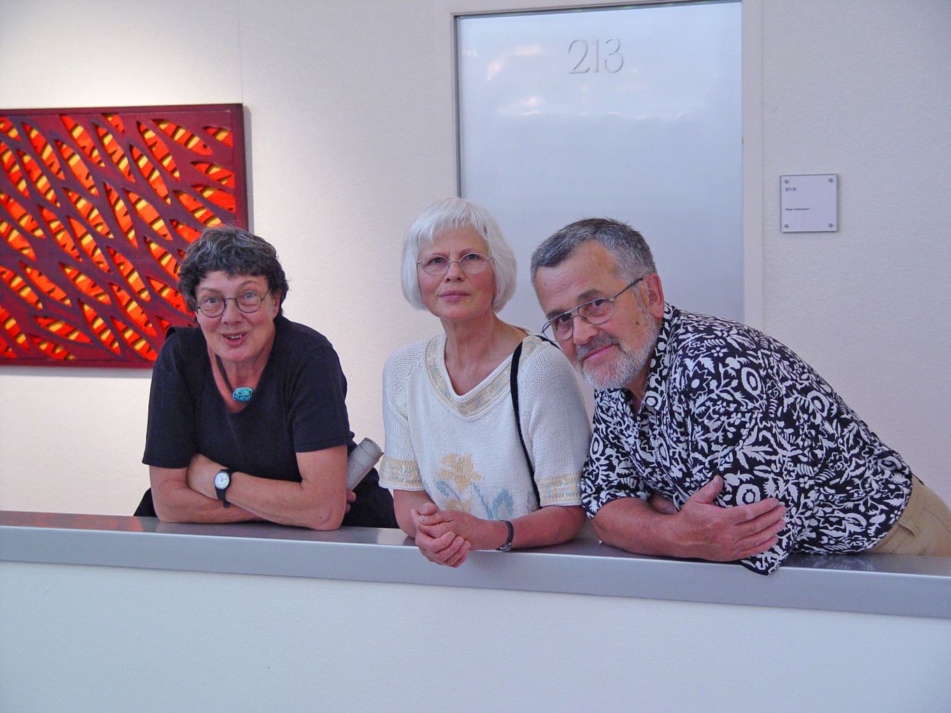 Von links: Rita Cedraschi mit Gerda Ritzmann und Besucher