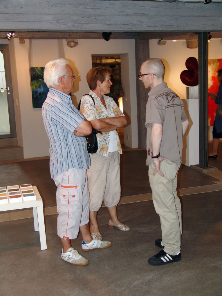 Der Künstler Urs Kamm (r.) mit Besuchern