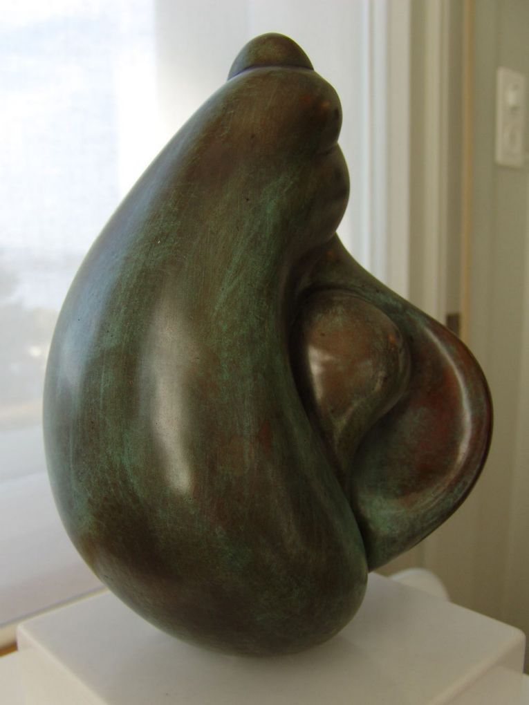 Margo: Birth of Yin, 1982, Bronze, 16 x 16 x 24(H)cm auf Steinsockel