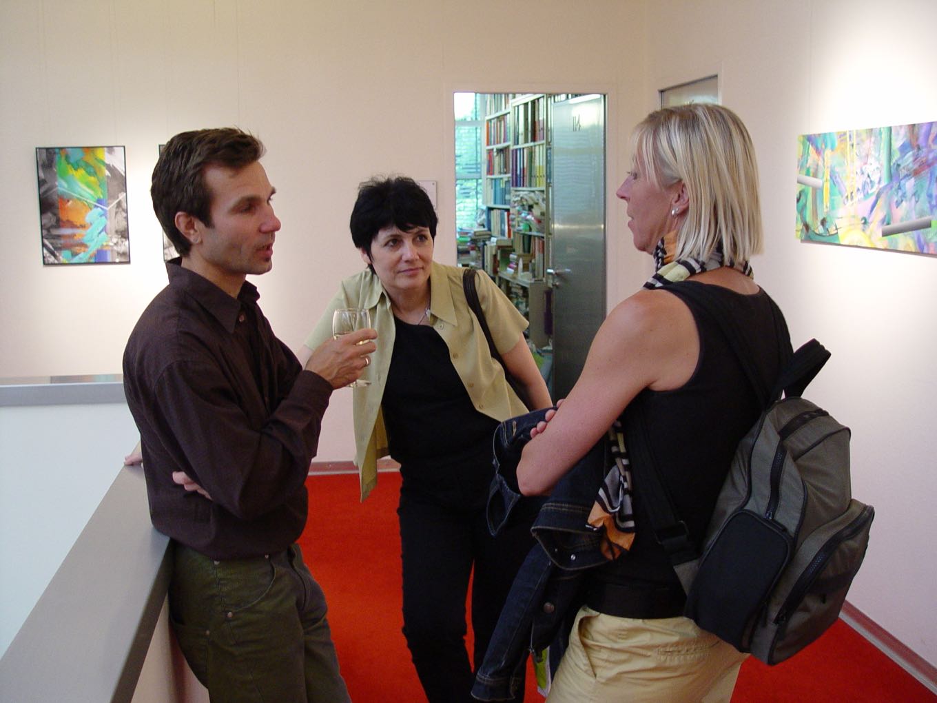 Der Künstler Hendrik Barth (links) mit Gästen