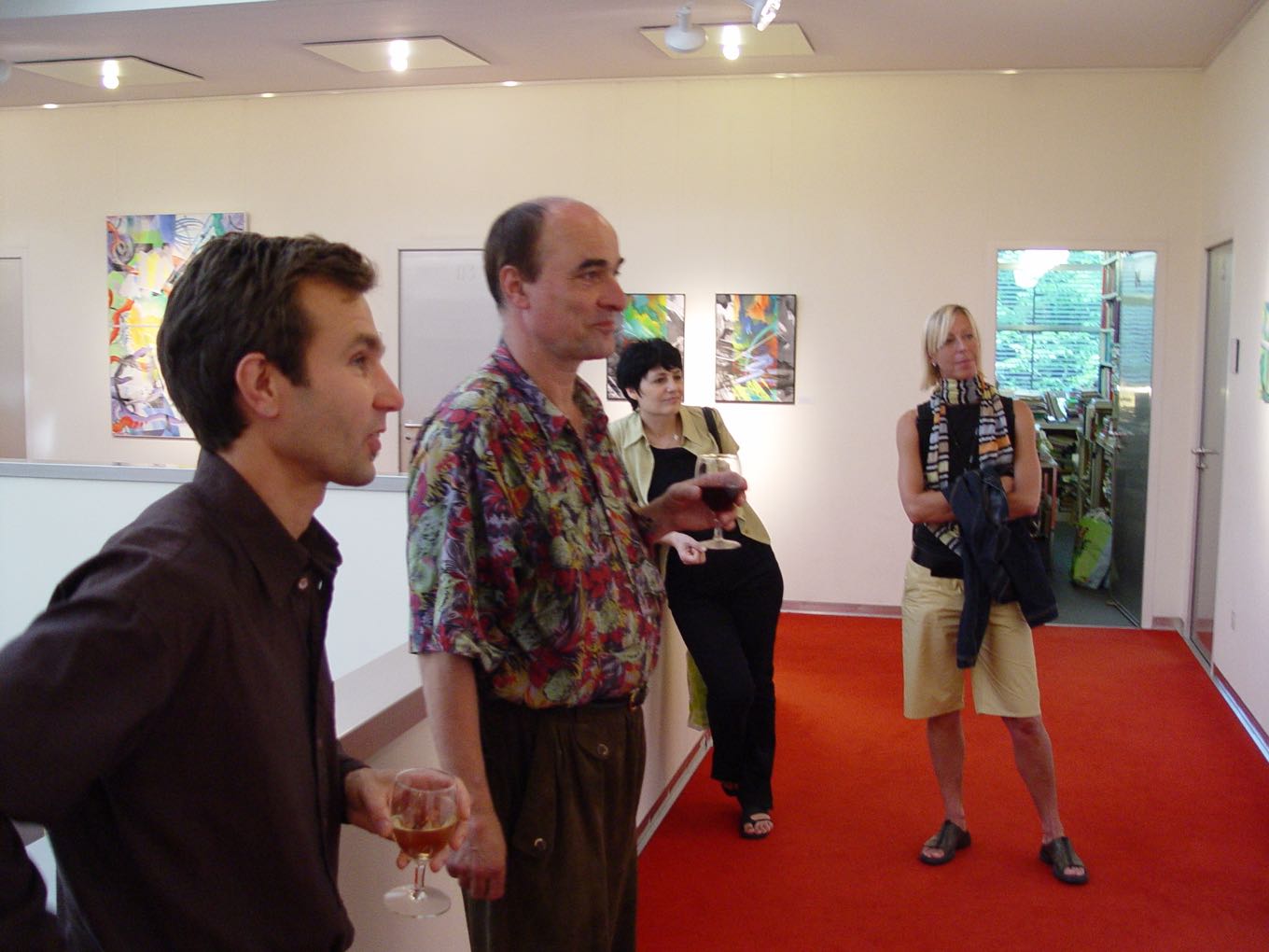 Der Künstler Hendrik Barth (links) mit Gästen