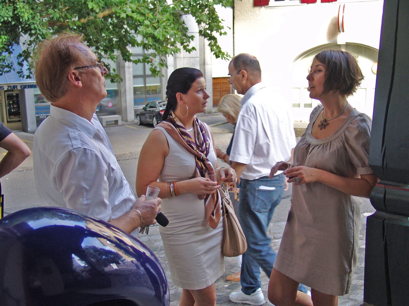 Die Künstlerin Monika Biermann (rechts) mit Vernissage-Gästen