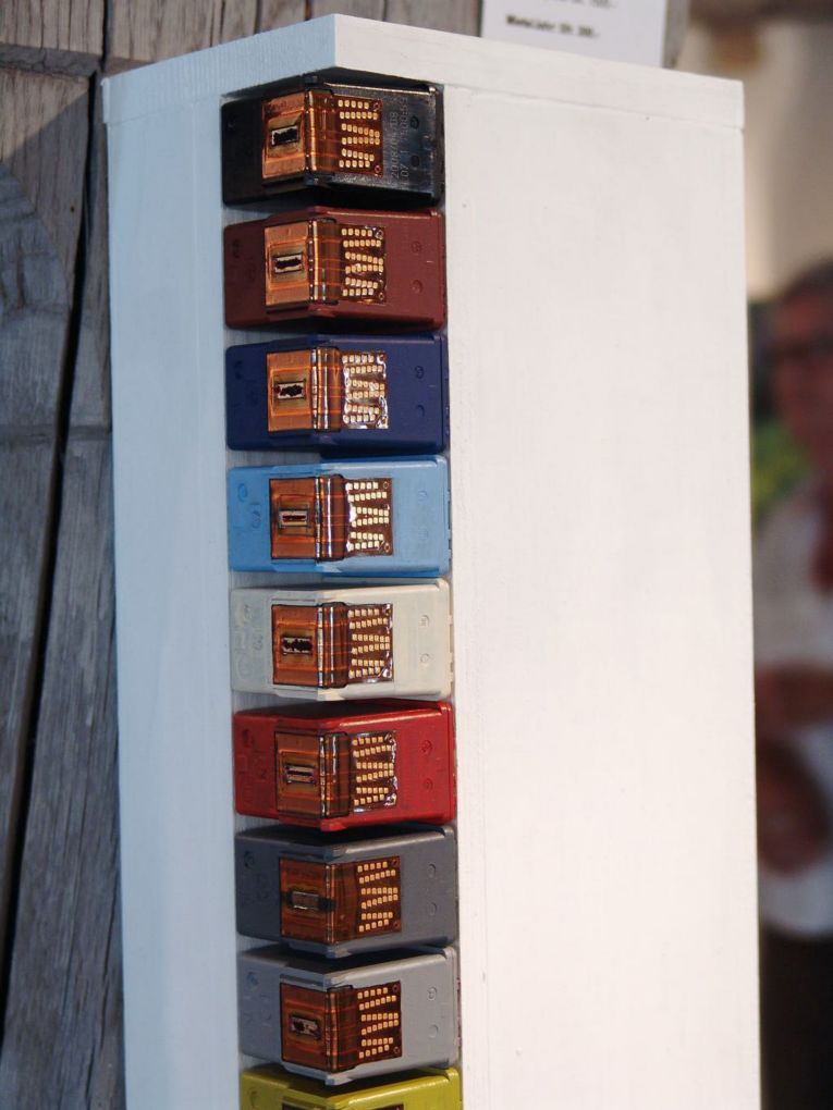 Urs Kamm: Detail von Recycled, 2010, Holz, Druckerpatrone, 92 x 15cm