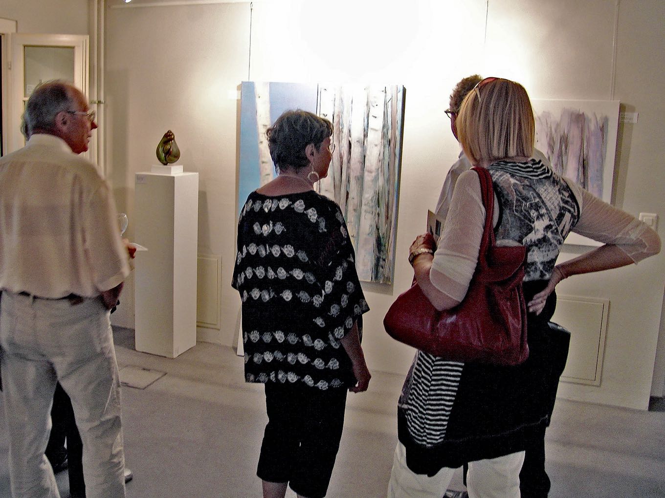 Die Künstlerin Rita Cedraschi (Mitte) mit Besuchern