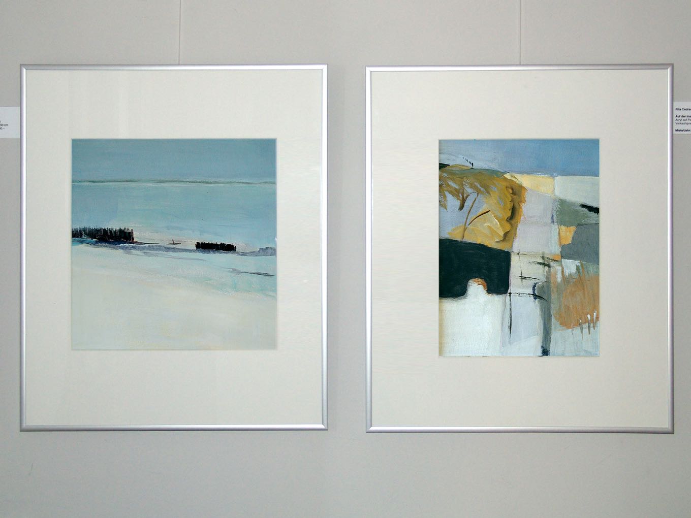 Rita Cedraschi: (l.) Sylt 3, 2007, (r.) Auf der Insel, 2008. Beide: Acryl auf Papier, 50 x 50cm, gerahmt.