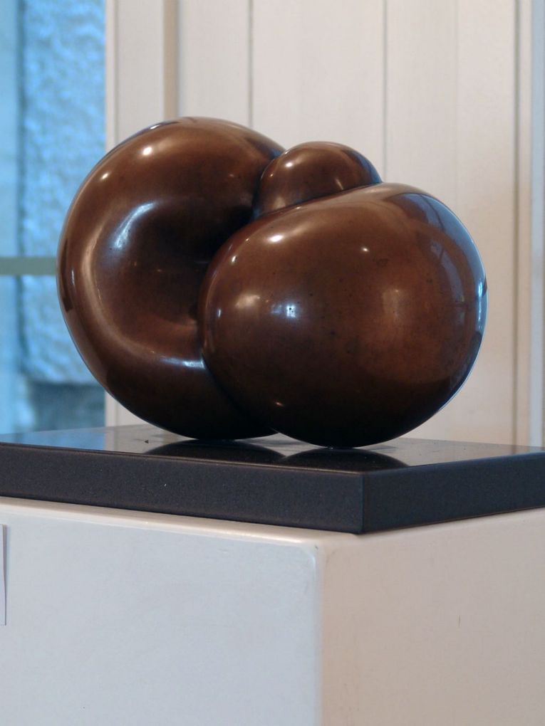 Margo: Pregno, 1981, Bronze, 27 x 16 x18(H)cm auf Steinsockel