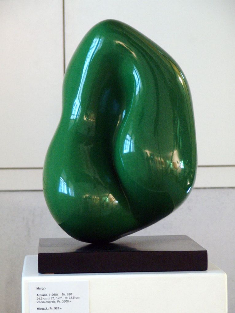 Margo: Amiana, 1968, Polyester, grün lackiert, 30 x 30 x 34(H)cm auf Holzsockel