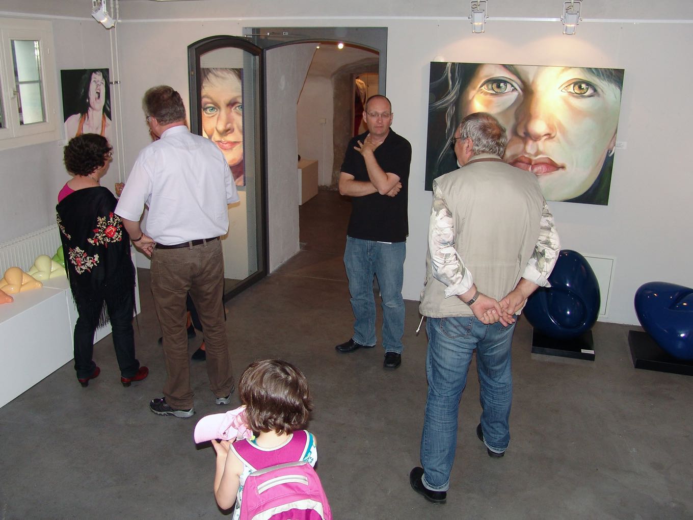 Der Künstler Simon Krüsi (vor der Türe) mit Besuchern