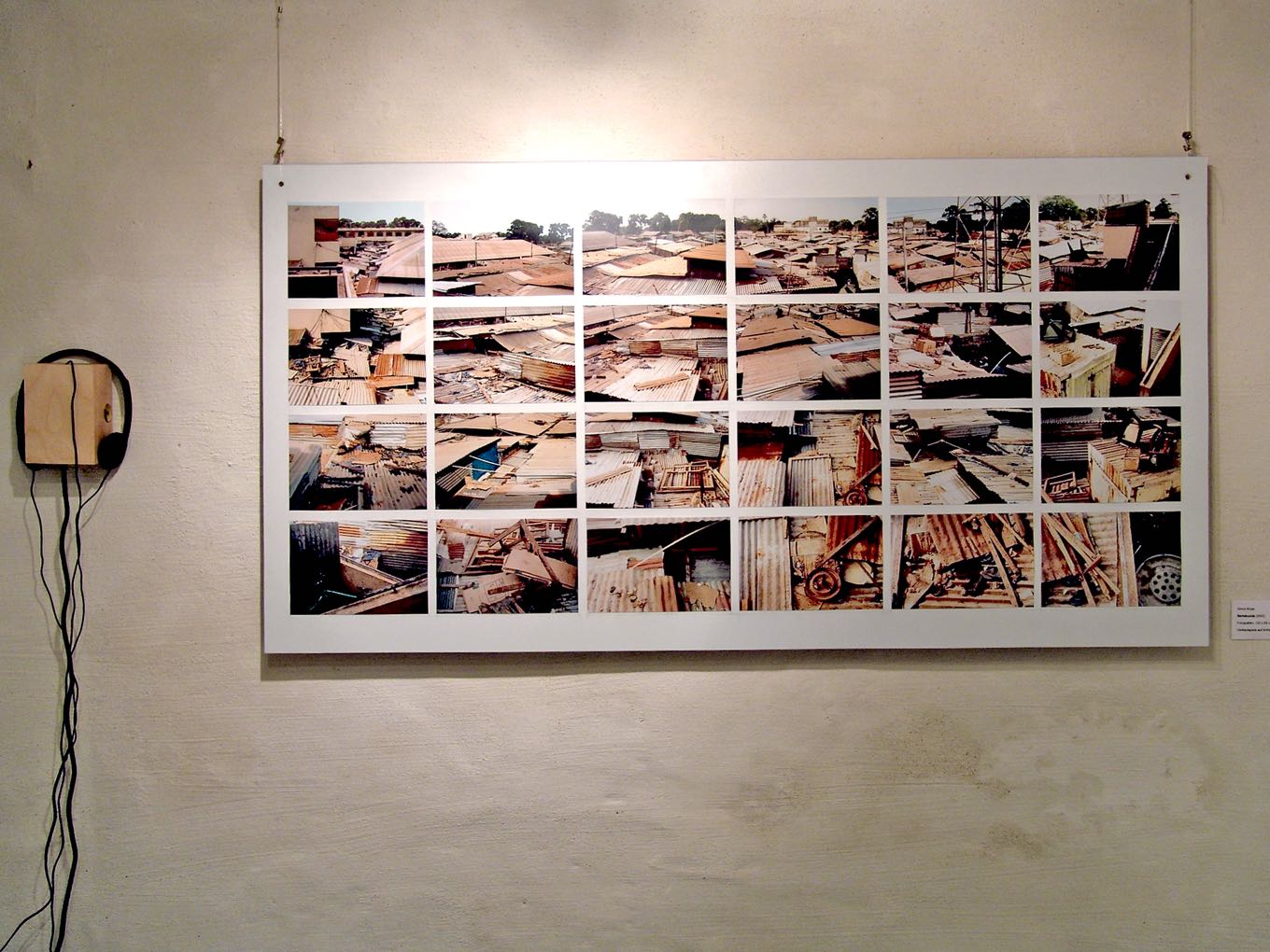 Simon Krüsi: Serrekunda Walk, 2002, Mixed Media mit Fotos und Ton, 120 x 65cm