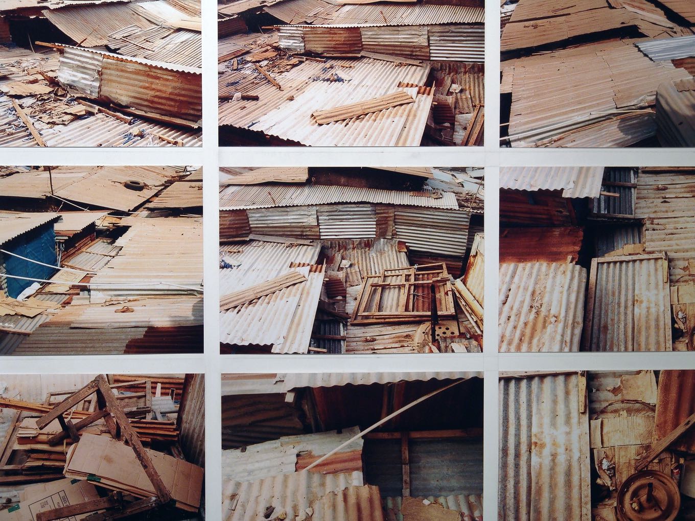 Simon Krüsi: Ausschnitt von Serrekunda Walk, 2002, Mixed Media mit Fotos und Ton, 120 x 65cm