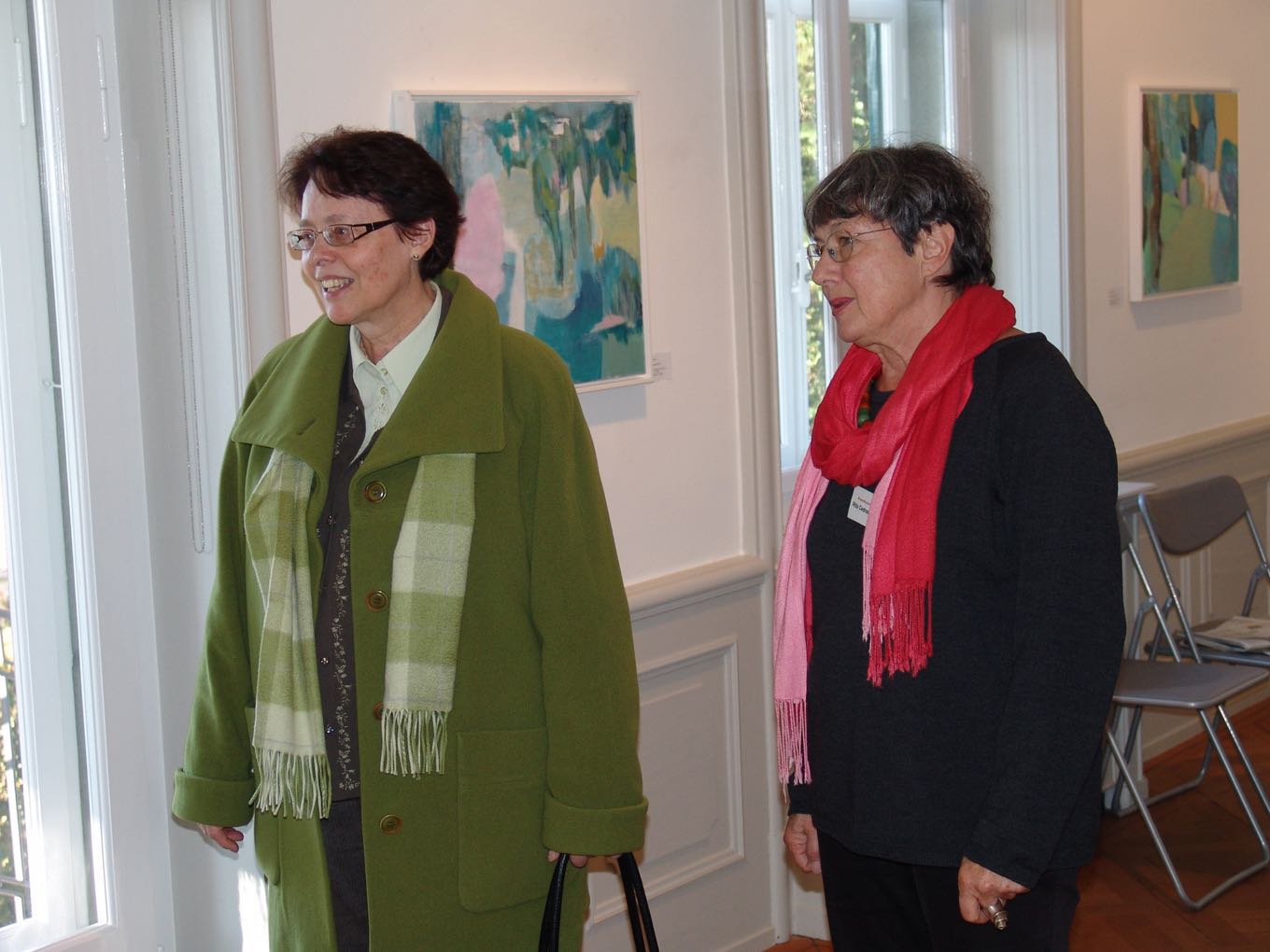 Die Künstlerin Rita Cedraschi (r.) mit Besucherin