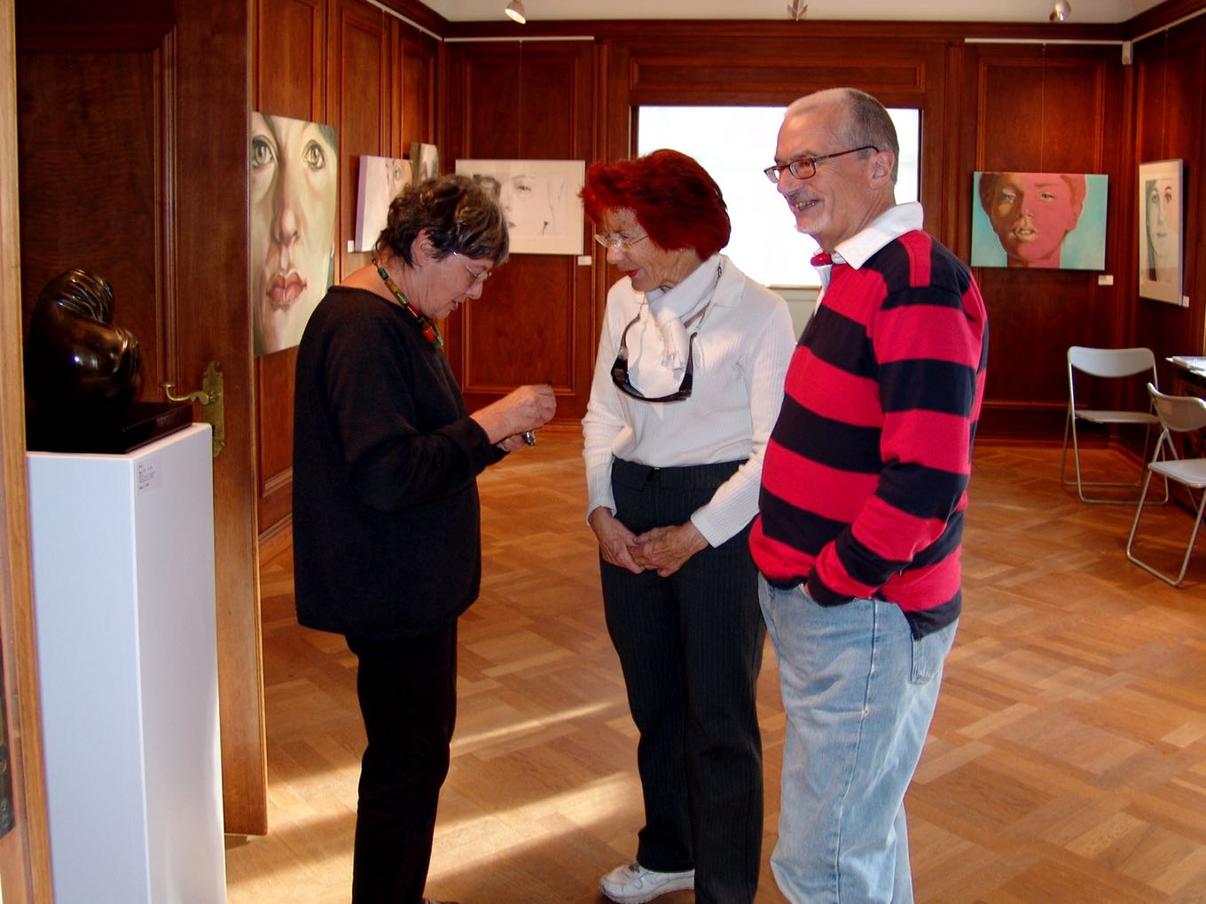 Die Künstlerin rita Cedraschi mit Besuchern. Portraits von Inez van Deelen sigg.