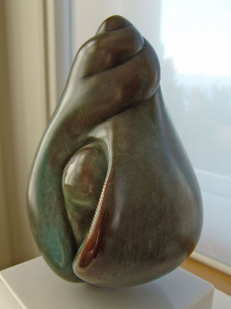 Margo: Birth of Yin, 1982, Bronze, 16 x 16 x 24(H)cm auf Steinsockel