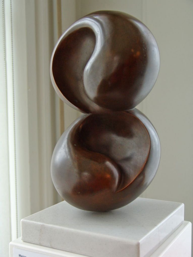 Margo: Kundalini II, 1982, Bronze, 17,5 x 14,5 x 27(H)cm uf Steinsockel