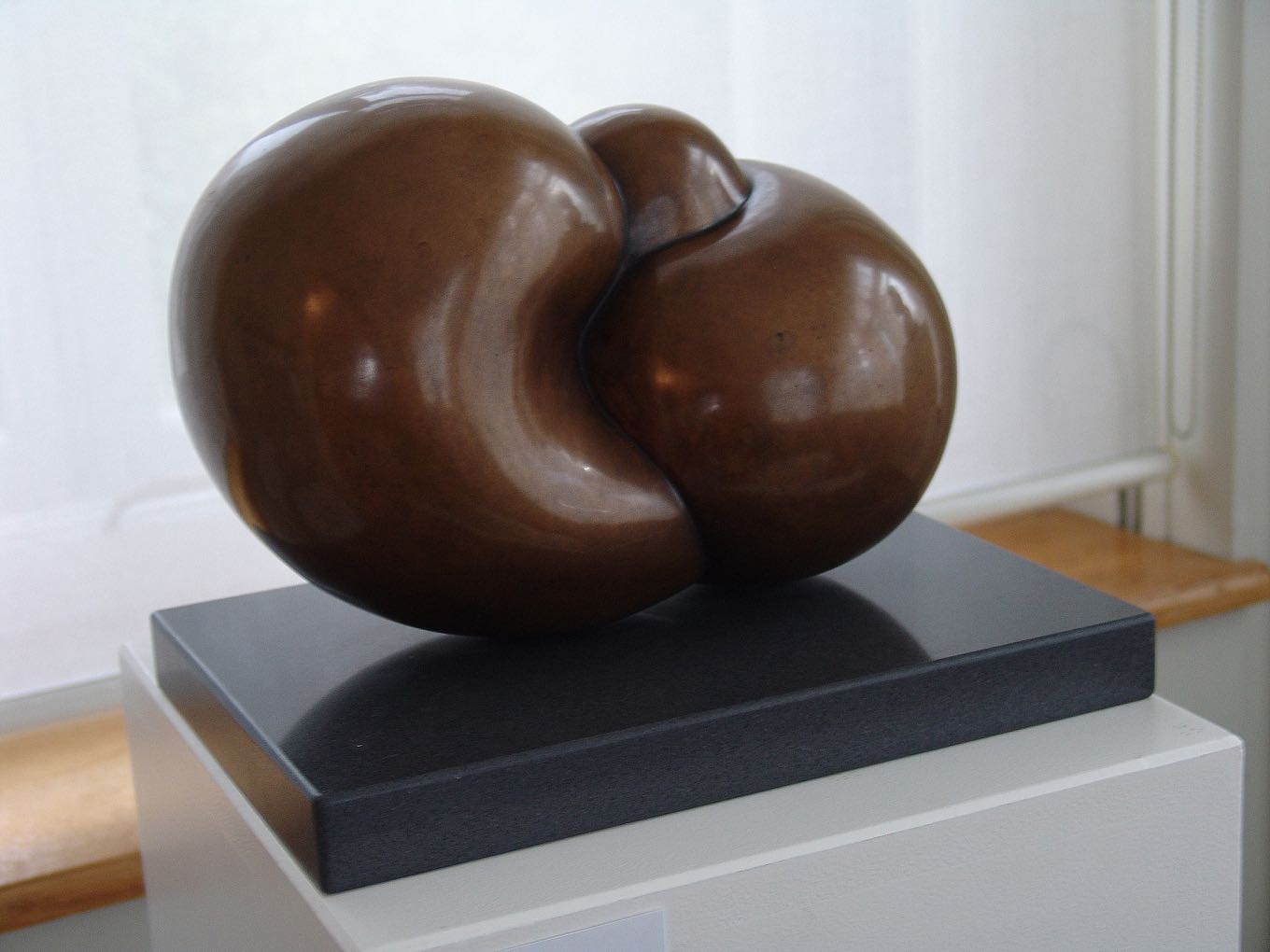 Margo: Pregno, 1981, Bronze, 27 x 15 x 18(H)cm auf Steinsockel