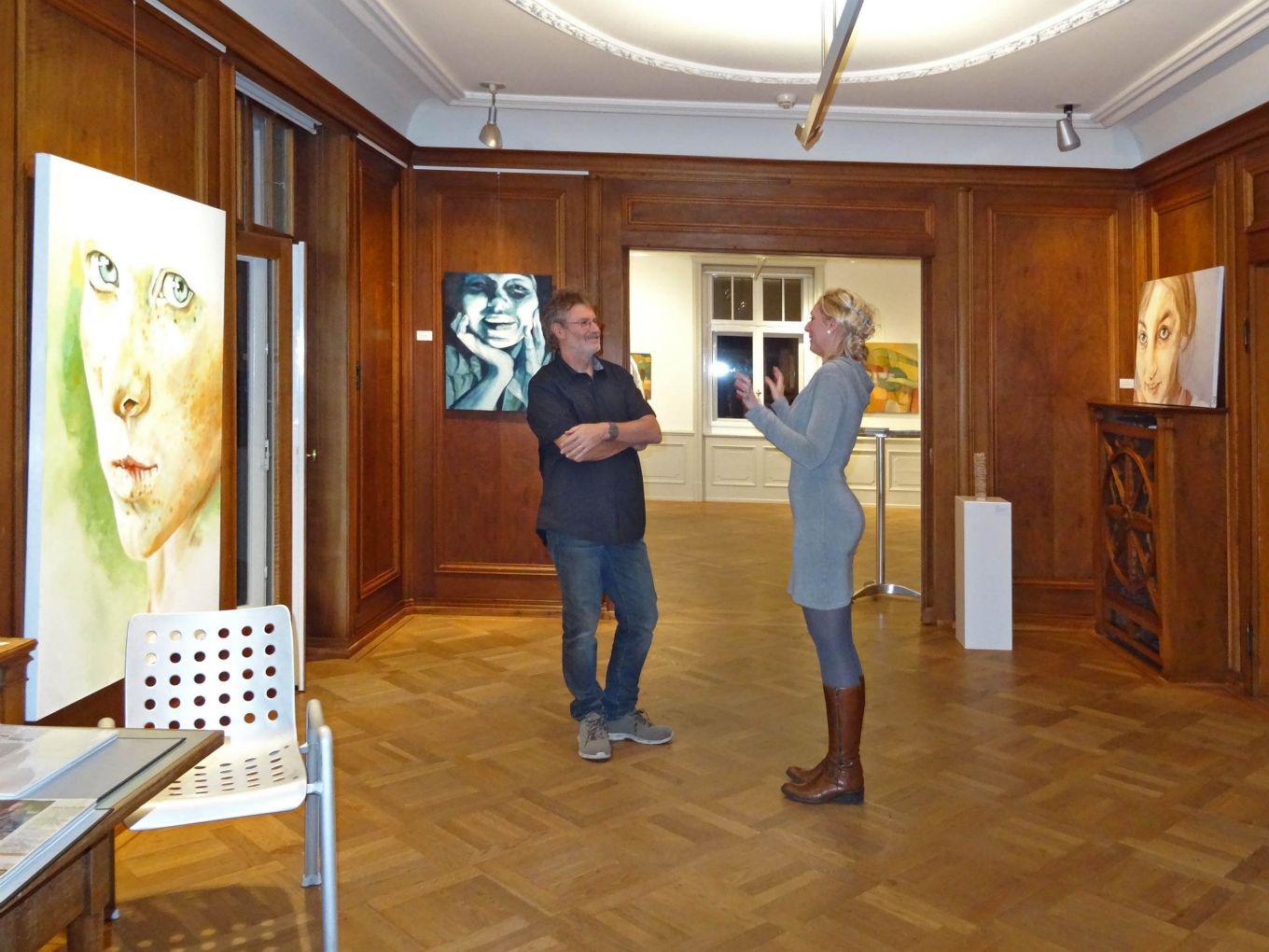 KunstAusleih-Präsident Hans Sigg mit Ira van der Merwe