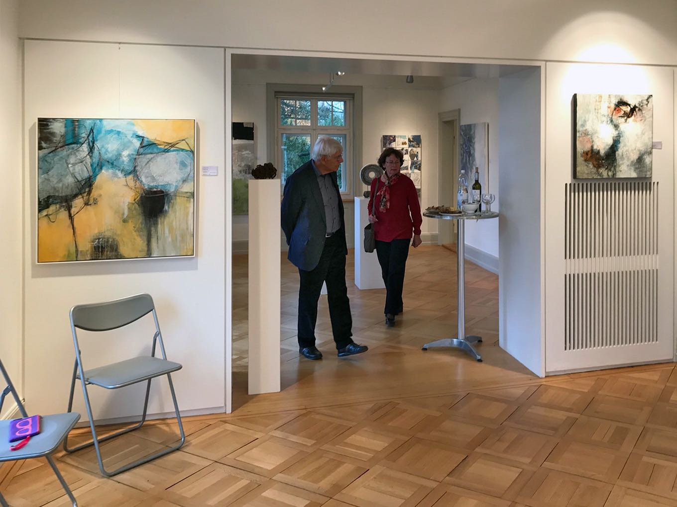 Besucher betreten Sonja Schmid's Raum