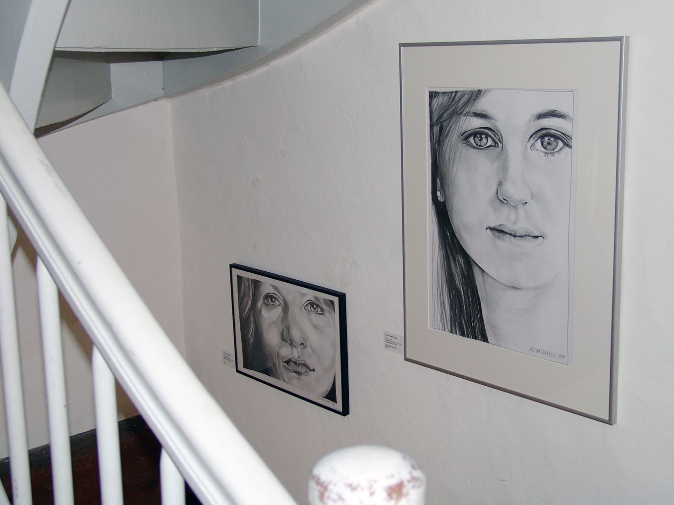 Inez van Deelen Sigg: (oben rechts) Jonge Vrouw 2, 2011, Bleistift auf Papier, 40 x 60cm