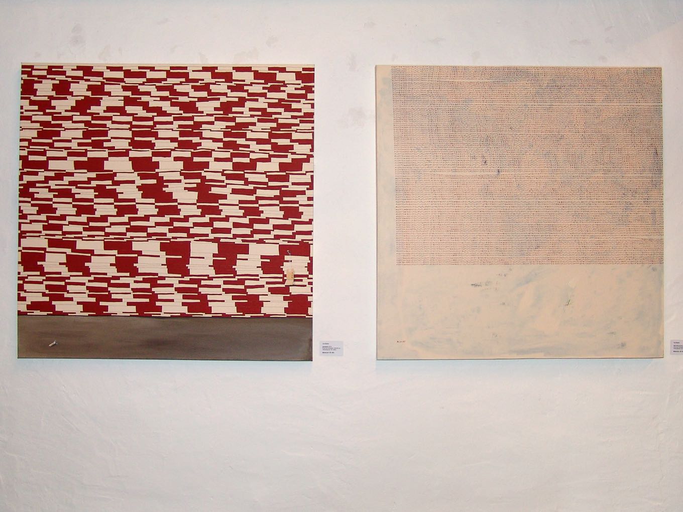 Urs Kamm: (l) Gestapelt, 2010, 100 x 100cm, (r) Was sich zu tun lont II, 2007, 100 x 100cm. Beide: Acryl auf Leinwand.