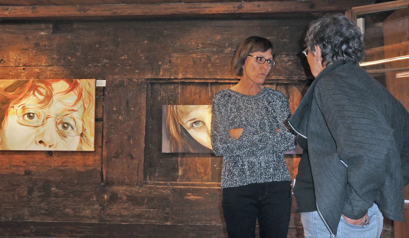 Besucherin mit Rita Cedraschi (v. h.), Bilder: Inez van Deelen Sigg 